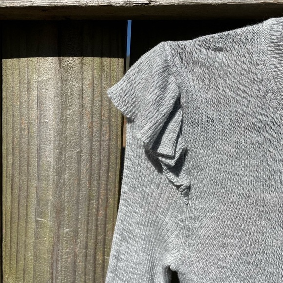 Madewell Ruffle-Sleeve Ribbed Knit Pullover Lightweight Sweater in Grey - Picture 10 of 12